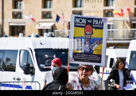 Marseille, France. 1er septembre 2021. Un manifestant contre la carte d'accès à la santé tient un écriteau devant la police lors de la visite du président français Emmanuel Macron à Marseille. Le président français Emmanuel Macron est à Marseille du 1er au 3 septembre 2021. Crédit : SOPA Images Limited/Alamy Live News Banque D'Images