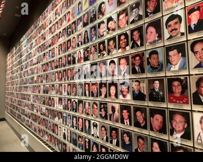 New York, États-Unis. 26 août 2021. Des photos des victimes des attentats du 11 septembre sont accrochées dans la salle du souvenir du Musée 9/11. (À dpa '20 ans de 9/11: Attaques terroristes aux Etats-Unis') Credit: Johannes Schmitt-Tegge/dpa/Alay Live News Banque D'Images