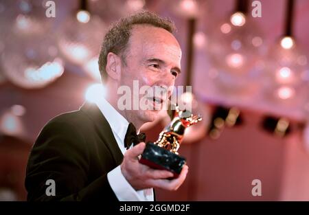 Venise, Italie. 1er septembre 2021. Cérémonie d'ouverture - le 78e Festival International du film de Venise VENISE, ITALIE - SEPTEMBRE 01 : Roberto Benigni reçoit le Lion d'Or pour la réalisation à vie lors de la cérémonie d'ouverture du 78e Festival International du film de Venise le 01 septembre 2021 à Venise, Italie crédit : dpa/Alay Live News Banque D'Images