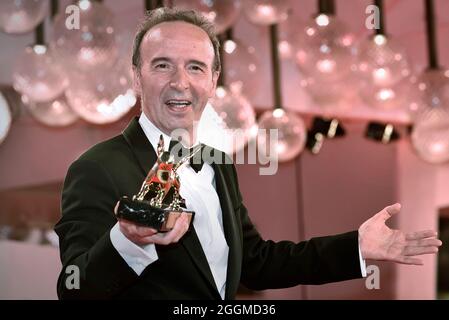 Venise, Italie. 1er septembre 2021. Cérémonie d'ouverture - le 78e Festival International du film de Venise VENISE, ITALIE - SEPTEMBRE 01 : Roberto Benigni reçoit le Lion d'Or pour la réalisation à vie lors de la cérémonie d'ouverture du 78e Festival International du film de Venise le 01 septembre 2021 à Venise, Italie crédit : dpa/Alay Live News Banque D'Images