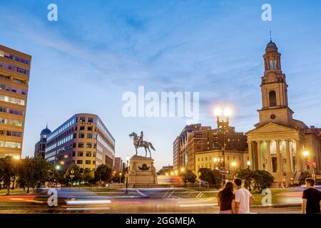 Washington DC, Thomas Circle, George Henry Thomas, Union Army équestrian statue ville Skyline nuit Banque D'Images