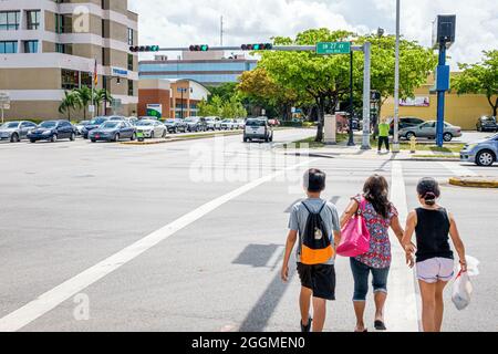 Miami Florida, Coral Way 27th Avenue, croisant la grande rue à l'intersection de la circulation, hispanique femme homme garçon fille mère fils fille enfants Banque D'Images