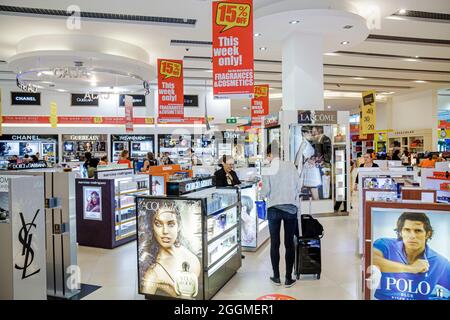 Mexique Mexicain Cancun, International Airport duty free shopping shop, magasin de vente d'exposition d'affaires, parfum Polo Armani YSL Dior discount à l'intérieur Banque D'Images