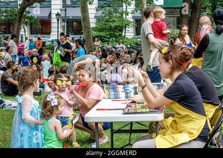 NY NYC, New York City, Manhattan Madison Square Park Farragut Lawn, concert gratuit pour enfants série musicale interactive, femme hispanique filles enfants été Banque D'Images