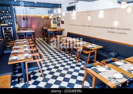 Lisbonne Portugal, quartier historique de Bairro Alto principe Real, Pao a Mesa com Certeza restaurant, tables vides intérieur à l'intérieur de damier plancher de tuiles Banque D'Images