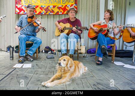 Virginia Appalachian Mountains,Blue Ridge Parkway,Blue Ridge Music Center,Buck Mountain Band,folk Country musiciens homme hommes femme chien violon guitare pl Banque D'Images