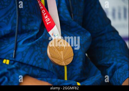 Le médaillé paralympique Fabio Torres, médaillé paralympique, montre sa médaille de bronze au cours d'un événement à l'hôtel Hilton Corferias après que les médaillés paralympiques Fabio Torres ont décroché la médaille de bronze et la médaille d'argent de 100 mètres Moises Fuentes sont arrivés en Colombie après leur participation aux Jeux paralympiques de Tokyo 2020+1. À Bogota, Colombie, le 1er septembre 2021. Banque D'Images