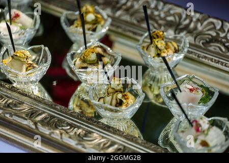 Hors-d'œuvre, restauration, en-cas en verre sur le plateau argenté. Photo de haute qualité Banque D'Images