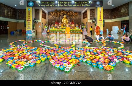 Les bouddhistes se préparent à décorer les bougies sur la cour pour la cérémonie sacrée de Vesak à Ho Chi Minh ville, Vietnam Banque D'Images