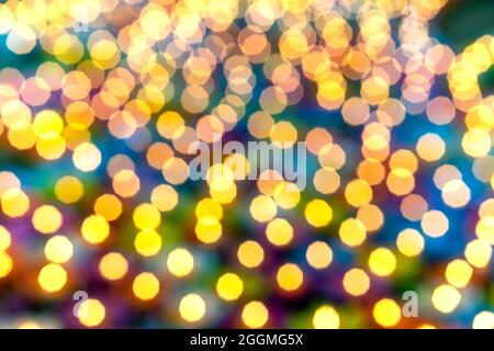 Golden circulaire flou lumière bokeh résumé sur un arrière-plan bleu flou. Décor de Noël avec des formes brillantes scintillantes. Noël clignotant Banque D'Images