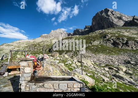 Prendre un verre à Bergseehütte sur le chemin de l'escalade multi-pitch près de Göscheneralp, Suisse, Alpes Banque D'Images