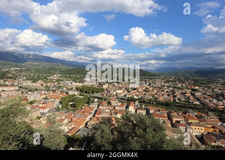 Vue panoramique sur la ville de Sora dans la province de Frosinone, Italie Banque D'Images