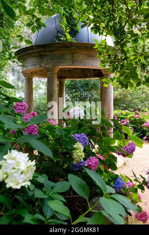 Abri de soleil rond avec beau toit bombé, à RHS Wisley. Banque D'Images