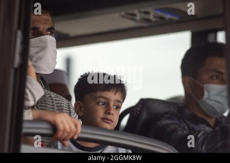 Les réfugiés évacués d'Afghanistan regardent par la fenêtre de leur bus après être arrivés à l'aéroport international de Washington Dulles à Chantilly, va, États-Unis, le mercredi 1er septembre, 2021. Photo de Rod Lamkey/CNP/ABACAPRESS.COM Banque D'Images