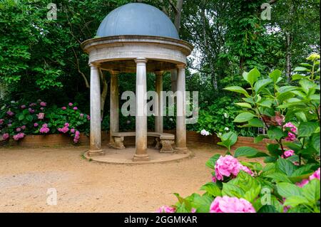 Abri de soleil rond avec beau toit bombé, à RHS Wisley. Banque D'Images