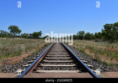 Vue sur la ligne de chemin de fer de Darwin, en passant par l'ancien canton minier historique de Burrundie, territoire du Nord, Australie. Banque D'Images