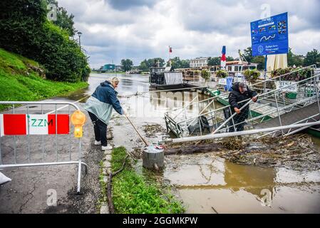 Cracovie, Pologne. 1er septembre 2021. Les gens ont vu essayer d'enlever le bois qui a apporté par le niveau élevé de l'eau sur le boulevard Vistule sous l'eau à Cracovie.après les fortes pluies à Malopolska, la rivière Vistule qui traverse Cracovie a augmenté et en conséquence les boulevards sont inondés, quelques chemins de marche ont disparu sous l'eau. L'alerte inondation se poursuit alors que les prévisions de fortes pluies se poursuivent dans la région. Crédit : SOPA Images Limited/Alamy Live News Banque D'Images