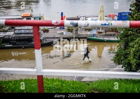 Cracovie, Pologne. 1er septembre 2021. Un homme marche le long d'une route submergée. Après les fortes pluies à Malopolska, la Vistule qui traverse Cracovie s'est élevée et, par conséquent, les boulevards sont inondés, quelques chemins de randonnée ont disparu sous l'eau. L'alerte inondation se poursuit alors que les prévisions de fortes pluies se poursuivent dans la région. Crédit : SOPA Images Limited/Alamy Live News Banque D'Images