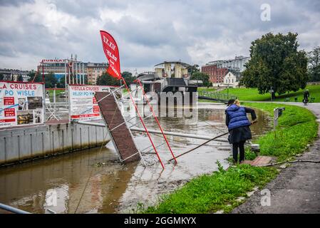 Cracovie, Pologne. 1er septembre 2021. Une femme a vu essayer d'enlever le bois qui a apporté par le niveau élevé de l'eau sur le boulevard Vistule sous l'eau à Cracovie.après les fortes pluies à Malopolska, la rivière Vistule qui traverse Cracovie a augmenté et en conséquence les boulevards sont inondés, quelques chemins de marche ont disparu sous l'eau. L'alerte inondation se poursuit alors que les prévisions de fortes pluies se poursuivent dans la région. (Photo par Omar marques/SOPA Images/Sipa USA) crédit: SIPA USA/Alay Live News Banque D'Images