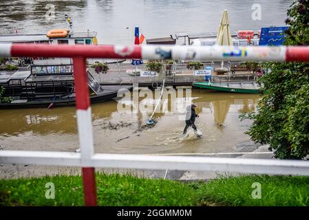 Cracovie, Pologne. 1er septembre 2021. Un homme marche le long d'une route submergée. Après les fortes pluies à Malopolska, la Vistule qui traverse Cracovie s'est élevée et, par conséquent, les boulevards sont inondés, quelques chemins de randonnée ont disparu sous l'eau. L'alerte inondation se poursuit alors que les prévisions de fortes pluies se poursuivent dans la région. (Photo par Omar marques/SOPA Images/Sipa USA) crédit: SIPA USA/Alay Live News Banque D'Images