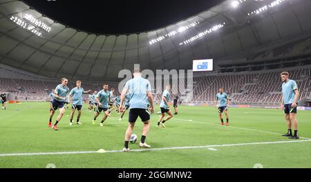 (210902) -- DOHA, le 2 septembre 2021 (Xinhua) -- les joueurs d'Australie assistent à un entraînement avant le match avec la Chine au dernier tour de la coupe du monde de la FIFA qualifications asiatiques à Doha, Qatar, Spet. 1, 2021. (Photo par Nikku/Xinhua) Banque D'Images