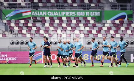 (210902) -- DOHA, le 2 septembre 2021 (Xinhua) -- les joueurs d'Australie assistent à un entraînement avant le match avec la Chine au dernier tour de la coupe du monde de la FIFA qualifications asiatiques à Doha, Qatar, Spet. 1, 2021. (Photo par Nikku/Xinhua) Banque D'Images