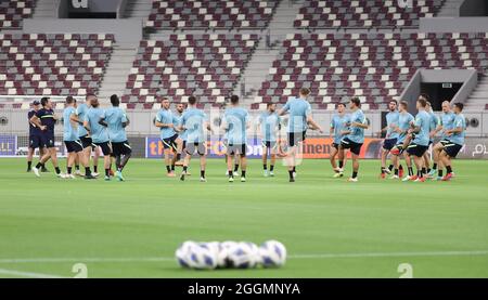 (210902) -- DOHA, le 2 septembre 2021 (Xinhua) -- les joueurs d'Australie assistent à un entraînement avant le match avec la Chine au dernier tour de la coupe du monde de la FIFA qualifications asiatiques à Doha, Qatar, Spet. 1, 2021. (Photo par Nikku/Xinhua) Banque D'Images