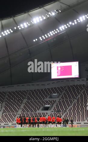 (210902) -- DOHA, le 2 septembre 2021 (Xinhua) -- les joueurs de Chine assistent à une séance de formation avant le match avec l'Australie au dernier tour des qualifications asiatiques de la coupe du monde FIFA 2022 à Doha, Qatar, Spet. 1, 2021. (Photo par Nikku/Xinhua) Banque D'Images