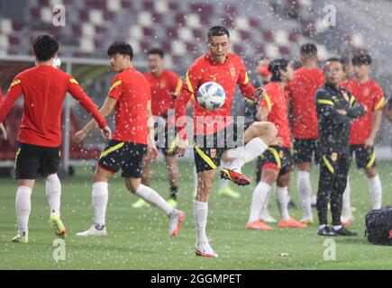 (210902) -- DOHA, le 2 septembre 2021 (Xinhua) -- Yu Dabao (front) de la Chine participe à une séance de formation avant le match avec l'Australie au dernier tour des qualifications asiatiques de la coupe du monde FIFA 2022 à Doha, Qatar, Spet. 1, 2021. (Photo par Nikku/Xinhua) Banque D'Images