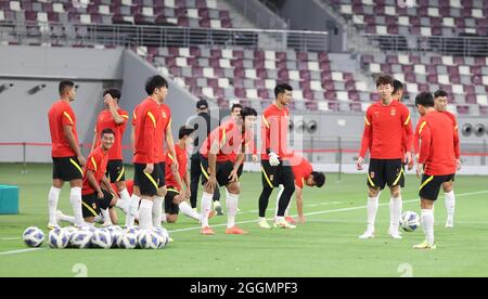 (210902) -- DOHA, le 2 septembre 2021 (Xinhua) -- les joueurs de Chine assistent à une séance de formation avant le match avec l'Australie au dernier tour des qualifications asiatiques de la coupe du monde FIFA 2022 à Doha, Qatar, Spet. 1, 2021. (Photo par Nikku/Xinhua) Banque D'Images