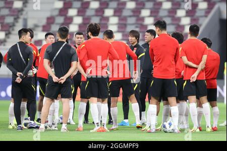 (210902) -- DOHA, le 2 septembre 2021 (Xinhua) -- les joueurs de Chine assistent à une séance de formation avant le match avec l'Australie au dernier tour des qualifications asiatiques de la coupe du monde FIFA 2022 à Doha, Qatar, Spet. 1, 2021. (Photo par Nikku/Xinhua) Banque D'Images