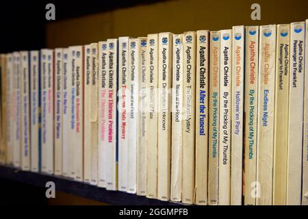 Livres de poche Agatha Christie second main à vendre dans la librairie Murder and Mayhem, Hay on Wye, Town of Books, Powys, pays de Galles Banque D'Images