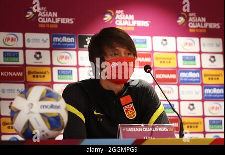 (210902) -- DOHA, le 2 septembre 2021 (Xinhua) -- Li Tie, entraîneur en chef de la Chine, assiste à la conférence de presse avant le match avec l'Australie lors du dernier tour de qualification asiatique de la coupe du monde de la FIFA à Doha, Qatar, Spet. 1, 2021. (Photo par Nikku/Xinhua) Banque D'Images