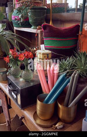 Bougies et cadeaux en vente dans l'Old Electric Shop, Hay on Wye, Powys, pays de Galles Banque D'Images