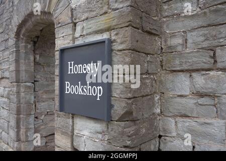 Entrée à la librairie Honesty dans le mur du château, Hay on Wye, ville de Livres, Powys, pays de Galles Banque D'Images