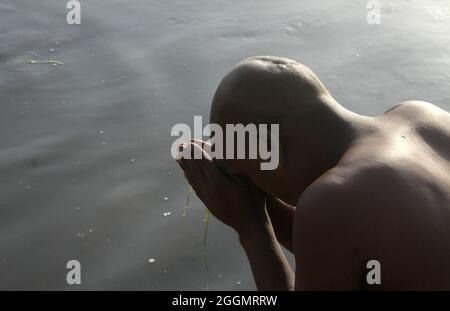 Les dévotés hindous exécutent 'Tarpan', ou Pind Daan rituels pour la paix des âmes des ancêtres, à la banque de Yamuna à New Delhi. Banque D'Images