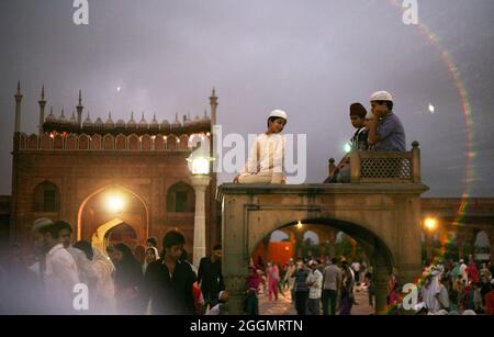 les musulmans indiens offrent le namaz et brisent leur jeûne pendant le mois Saint de Ramjan à Jama Masjid à New Delhi. Banque D'Images