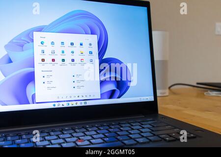 Ordinateur portable installé sur un bureau, vu sous Windows 11 OS, le dernier système d'exploitation de Microsoft prévu pour la sortie complète fin 2021. Banque D'Images