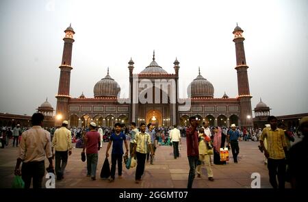 Les musulmans indiens se promènont à Jama Masjid pendant le mois sacré de la ramjan à New Delhi, en Inde. Banque D'Images