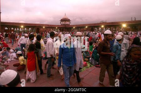 Les musulmans indiens se promènont à Jama Masjid pendant le mois sacré de la ramjan à New Delhi, en Inde. Banque D'Images