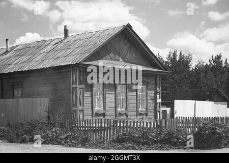 Ancienne maison en bois rustique abandonnée avec trois fenêtres sur la façade Banque D'Images