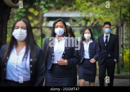 Quito, Équateur. 1er septembre 2021. Les élèves portant des masques marchent dans leurs salles de classe à l'école Manuela Cañizares à Quito.en Équateur, le retour progressif aux classes a été effectué le même que celui qui a 30% des élèves au milieu des mesures de sécurité et compte déjà sur la vaccination, Plusieurs écoles de la Sierra et de l'Amazonie équatorienne sont retournées dans les salles de classe. Lors de cet événement qui s'est tenu à l'unité éducative de Manuela Cañizares à Quito, le Président du pays, Guillermo Lasso, et le Ministre de l'éducation, Marìa Bronw, étaient présents. Crédit : SOPA Images Limited/Alamy Live News Banque D'Images