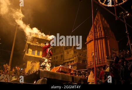 Les prêtres effectuent la prière du fleuve Saint Ganga appelé Ganga Arti à la banque du Ganga à Varanasi, Inde. Banque D'Images