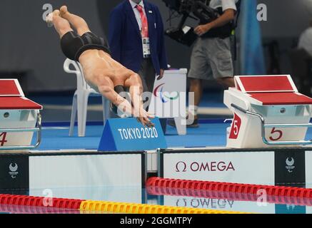 Tokio, Japon. 1er septembre 2021. Jeux paralympiques: Natation, hommes, finale, 100m coup de sein. Taliso Engel (Allemagne) saute dans l'eau. Credit: Marcus Brandt/dpa/Alay Live News Banque D'Images