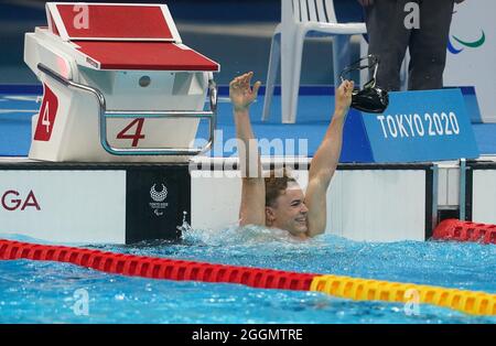 Tokio, Japon. 1er septembre 2021. Jeux paralympiques: Natation, hommes, finale, 100m coup de sein. Taliso Engel (Allemagne) se réjouit après sa victoire. Credit: Marcus Brandt/dpa/Alay Live News Banque D'Images