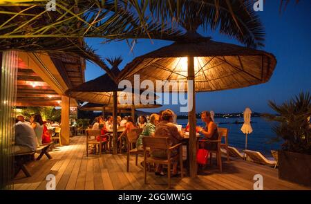 FRANCE. CORSE DU SUD (2A) LECCI DE PORTO VECCHIO. PLAGE DE SAINT-CYPRIEN. DÎNER AU TIKI PAILLOTTE CHEZ MARCO Banque D'Images