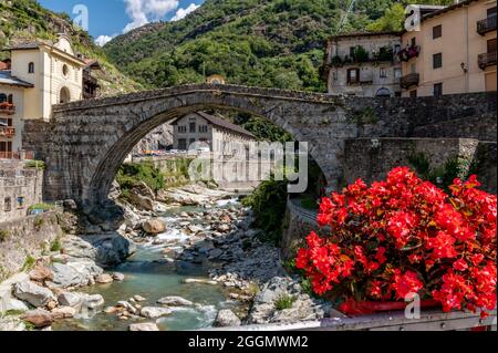 De belles fleurs rouges décorent le centre historique du Pont Saint Martin, Valle d'Aoste, Italie, près de l'ancien pont romain