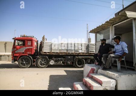 Gaza, Palestine. 1er septembre 2021. Un camion chargé de marchandises vues au passage de marchandises de Kerem Shalom alors qu'Israël a approuvé une série de mesures visant à faciliter le blocus de la bande de Gaza, y compris l'extension de la zone de pêche à 15 milles, ouvrant le passage de Kerem Shalom pour poursuivre le mouvement commercial entre Israël et la bande de Gaza, Augmenter le quota d'eau de la bande de 5 millions de mètres cubes et le quota de marchands de Gaza pour traverser le passage d'Erez dans le nord de la bande de Gaza. Crédit : SOPA Images Limited/Alamy Live News Banque D'Images