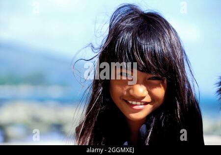 POLYNÉSIE FRANÇAISE. ÎLE DE TAHITI. ENFANT POLYNÉSIEN DANS LA VILLE DE PAPEETE Banque D'Images