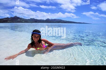 POLYNÉSIE FRANÇAISE. SOCIÉTÉ ARCHIPEL. BATH ON VAHINE ISLAND, PETIT HÔTEL DE LUXE SUR LA BARRIÈRE DE CORAIL AU COEUR DE L'OCÉAN PACIFIQUE -> MODEL RELEA Banque D'Images